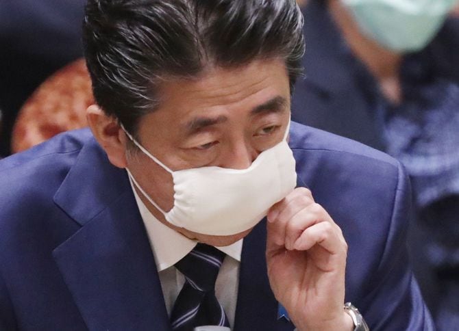 布製マスクを着用して参院決算委員会で答弁する安倍晋三首相＝2020年4月1日、国会内