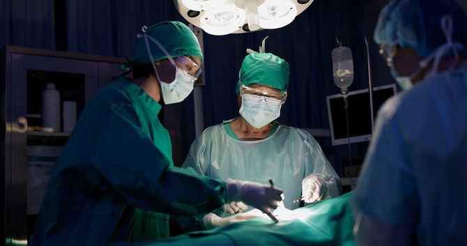 手術をする外科医