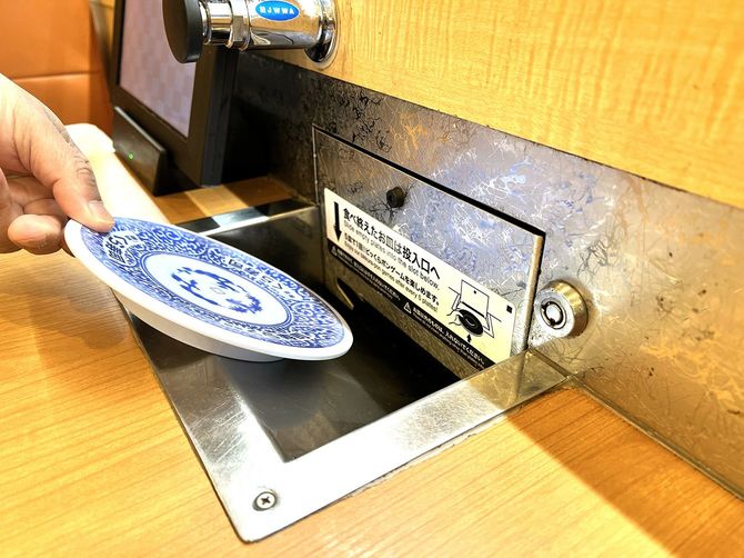 水回収システムの投入口。すぐに水に浸されるので、シャリなどが皿にこびりつかなくなるという店側の利点も。