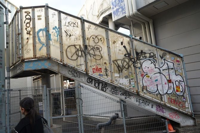 代官山駅からアドレス方面に歩いていくと現れる陸橋の落書き