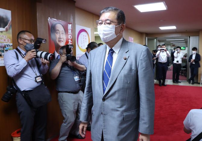 自民党の二階俊博幹事長との面会のため同本部に入る石破茂元幹事長＝2021年9月14日、東京・永田町