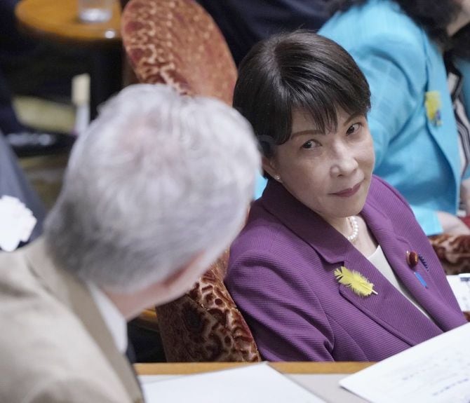 参院決算委員会で西田昌司委員長(手前)の質問を聞く高市早苗首相=2026年7月6日午後、国会内