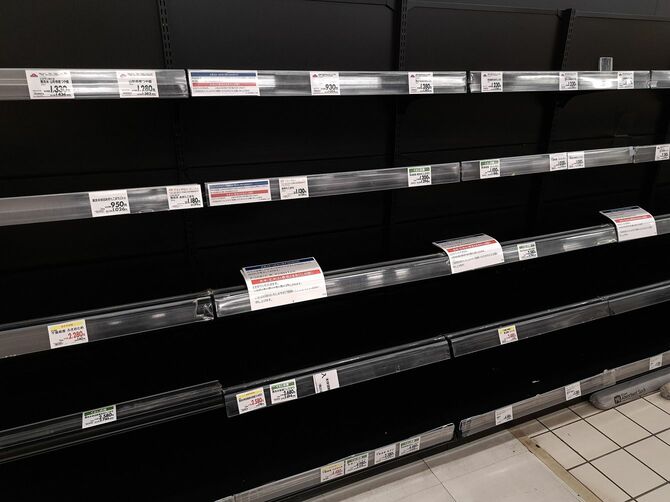 千葉県千葉市美浜区、イオン海浜幕張店の米の棚。2023年の猛暑による在庫不足で判断1家族1点限りになっていたが、棚には米がなかった