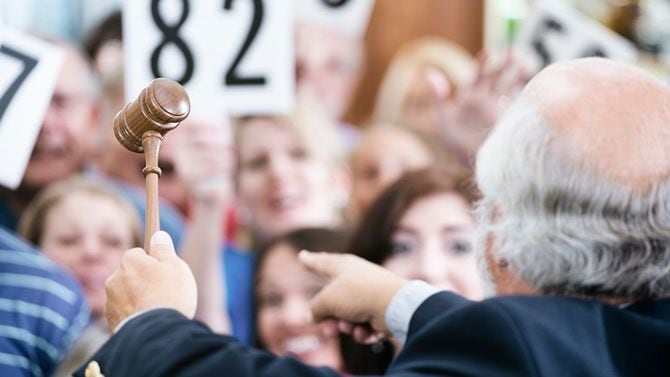 オークションに群がるバイヤーたち