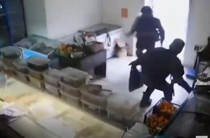 ウクライナの商店を強奪するロシア兵　YouTube