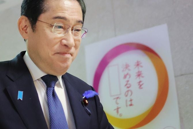 自民党本部を歩く岸田文雄首相＝2023年7月19日、東京・永田町