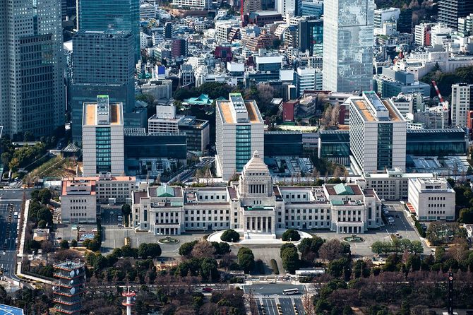 国会議事堂と高層ビル