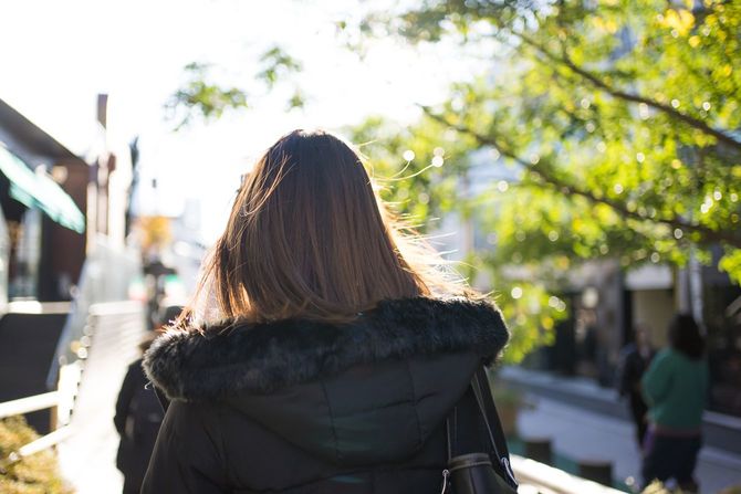 女性の後ろ姿