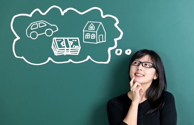 家と車を夢見る女性