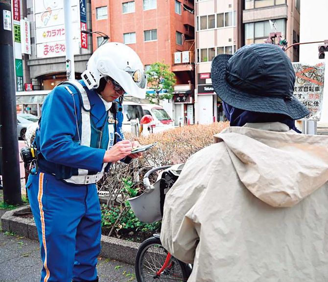 切符を切る警察官