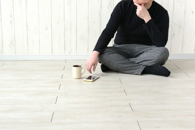 居間に一人で座って考える男