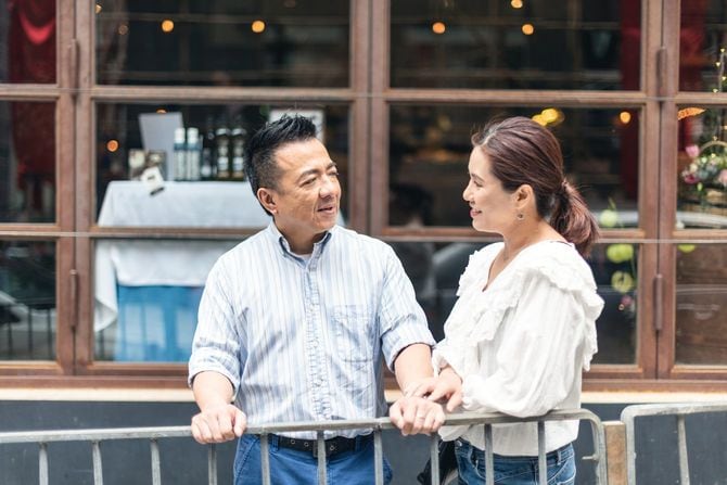 路上で話す中年の男女