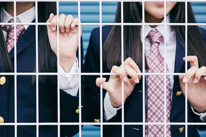 フェンス越しの女子学生