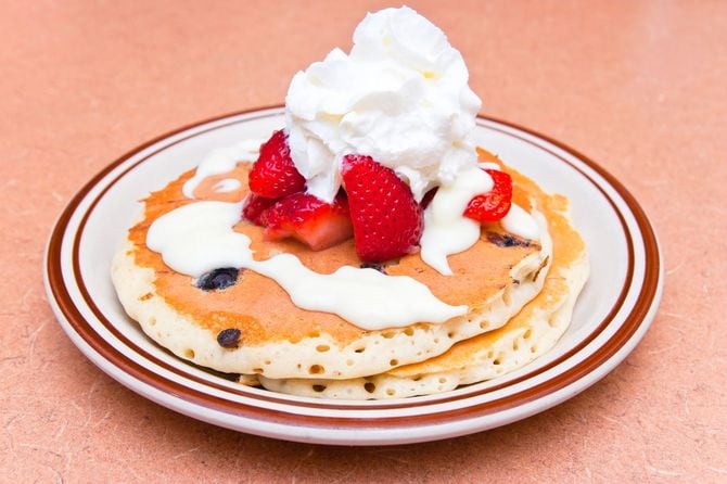 ホイップクリームといちごとブルーベリーのパンケーキ