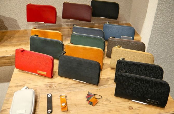安定して売れている看板商品は、一万円札がぴったり収まる長財布「ricchyL（リッチーL）」だという
