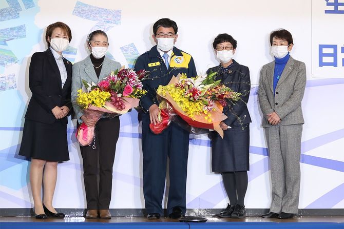 岐阜県知事選で勝利し、花束を手にする現職の古田肇氏（中央）＝2021年1月24日、岐阜市