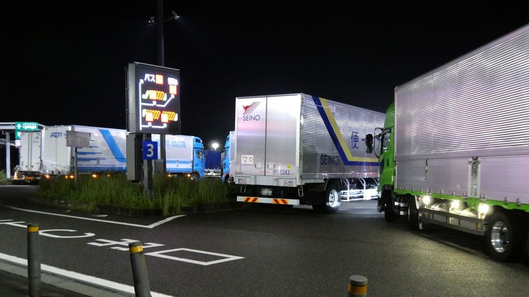 深夜の高速PA･SAは休憩中のトラックだらけ…｢迷惑すぎる大混雑｣を解消できない物流業界のジレンマ 睡眠時間を削って働くドライバー職に未来はあるか