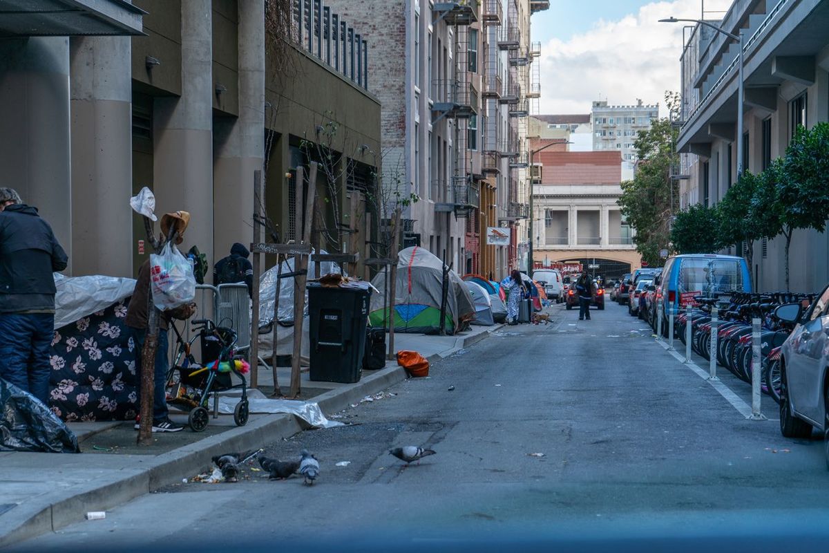 路上生活者のテントが並ぶサンフランシスコの脇道