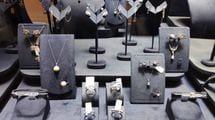 ウケると思ったが…時価総額2000億円が一瞬で消し飛んだ"英国の宝石店社長が講演で発したジョークの中身"