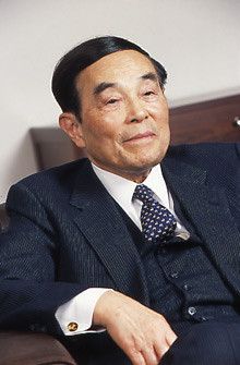 <strong>信越化学工業社長 金川千尋</strong><br>1950年、東京大学法学部卒業。同年に極東物産（現・三井物産）入社。62年信越化学工業入社。70年海外事業本部長。78年塩化ビニル事業の海外拠点である米国シンテック社長就任。90年シンテック社長との兼務で信越化学工業代表取締役に就任。同社は13期連続で最高益を更新中である。