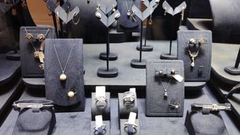 ウケると思ったが…時価総額2000億円が一瞬で消し飛んだ"英国の宝石店社長が講演で発したジョークの中身"