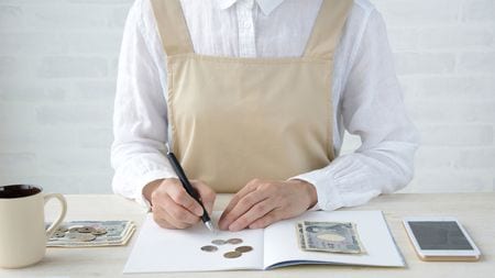 だからお金を使わないケチな人は人生の質がダダ下がる…お金に愛