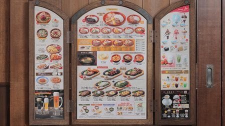 メニューがタブレットだけ｣ではダメ…びっくりドンキーが｢木製の巨大
