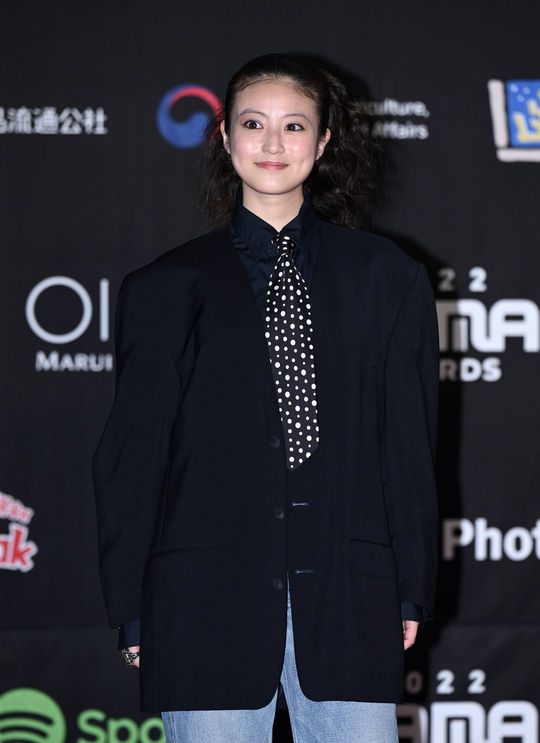 2022年11月29日、大阪の京セラドーム大阪で開催された「2022 MAMA AWARDS」のレッドカーペットイベントに出席した今田美桜。