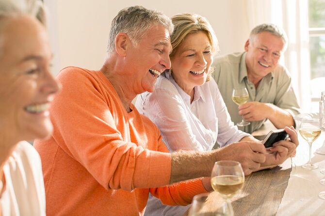 年配のカップルが集まってワインを飲む