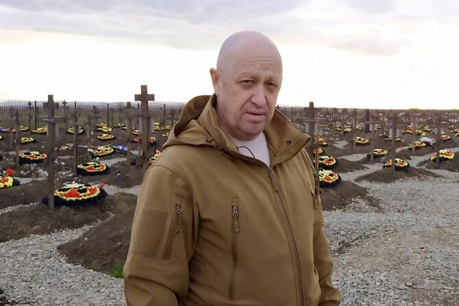 ロシア南部クラスノダール地方で、自社戦闘員の墓地を訪れたロシア民間軍事会社ワグネル創設者のエフゲニー・プリゴジン氏（同氏傘下のコンコルド社がテレグラムに投稿した動画より）