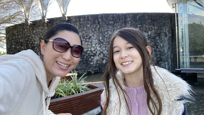 娘（右）と笑顔で写る高田さん
