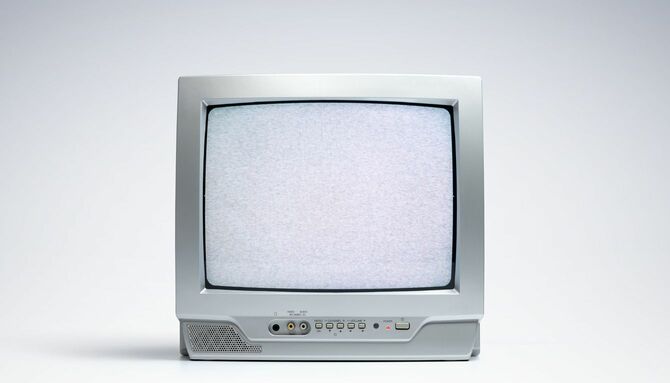 白いノイズ画面が映るブラウン管テレビ