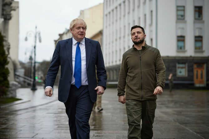 2022年4月9日、ウクライナの市街地を歩くボリス・ジョンソン英首相（左）とウォロディミル・ゼレンスキー大統領