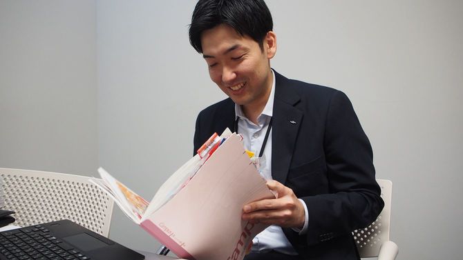 ノートを見つめる綿引悠太さん（現・Umios推進部 課長代理）