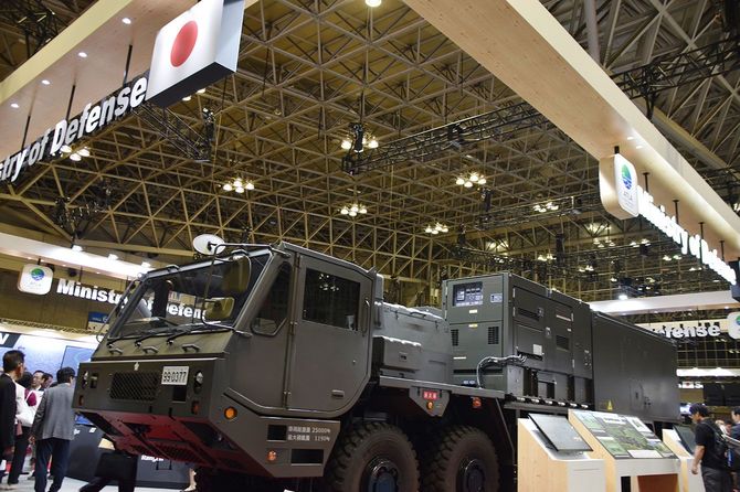 防衛装備品展示会「DSEI Japan 2025」に出展された、小型無人機(ドローン)に対処する高出力レーザー実証装置を搭載した防衛装備庁の試作車=2025年5月21日、千葉市