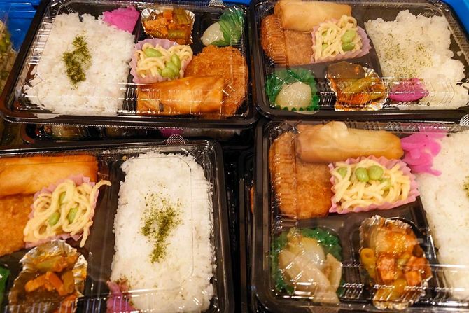 「おかえり」のお弁当は業務スーパーの総菜や支援物資を元に上野さんが献立を考えて作られている