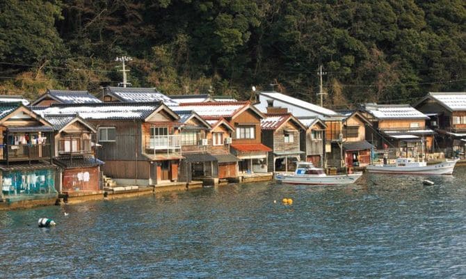 京丹後市にある「伊根の舟屋」の家並み。