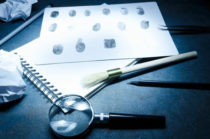 虫眼鏡、ノート、指紋、テーブル上の特別なツール