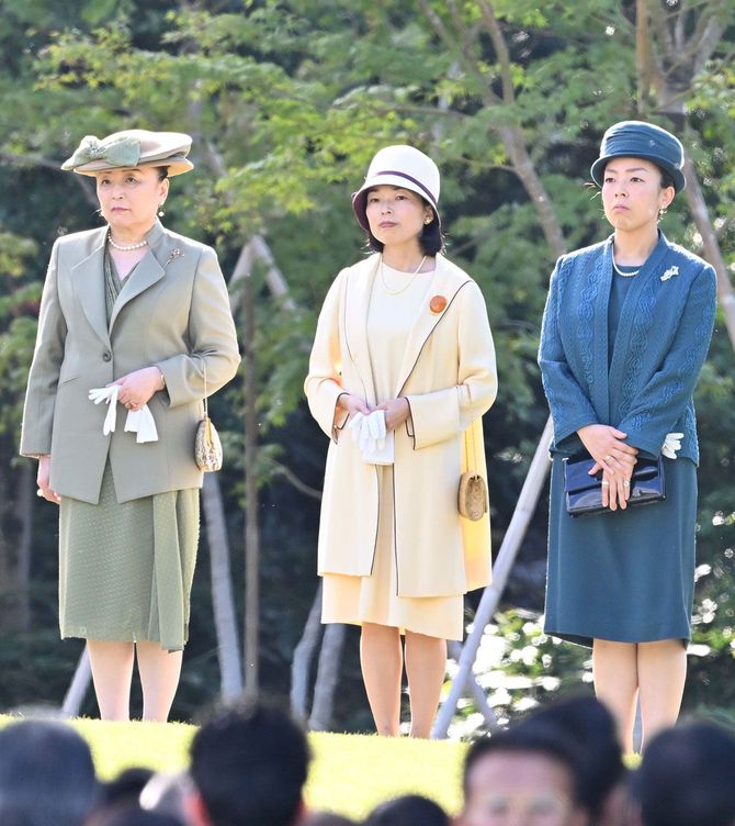 秋の園遊会に臨まれる寛仁親王妃信子さまと三笠宮家の彬子さま、瑶子さま=2025年10月28日、東京・元赤坂