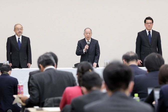 2023年12月19日、ENEOSホールディングスの斉藤猛社長解任について記者会見する（左から）取締役の西村伸吾氏、社外取締役の西岡清一郎氏、取締役の塩田智夫氏、東京都中央区
