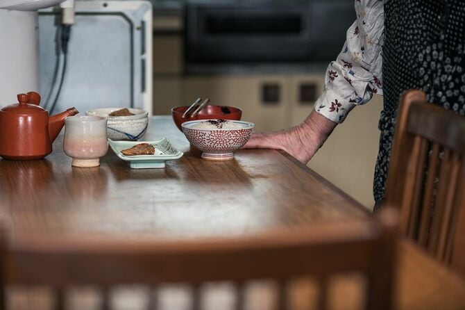 孤独に食べる年配の日本人女性