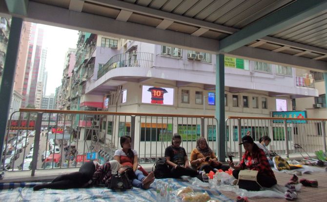 香港でもアジアからの労働者たちが休日を祖国の仲間と過ごす光景が見られる