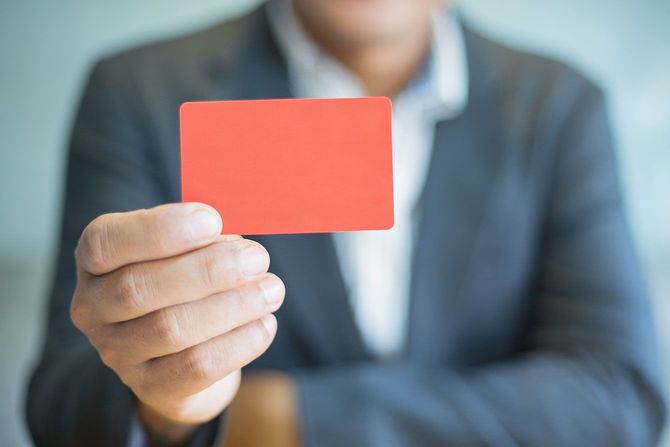 何も書いていない名刺を持つ男性