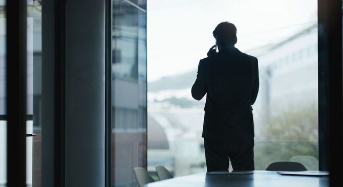 携帯電話で話しているビジネスマン