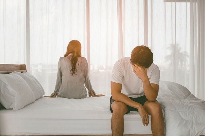 ベッドで悩むカップル