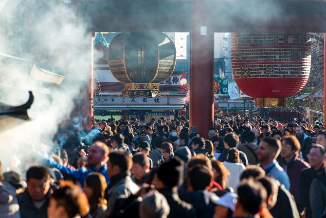 2016年の大みそかの浅草寺