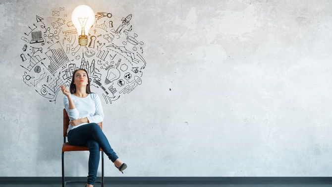 考え込んでいた若い女性がひらめいた瞬間