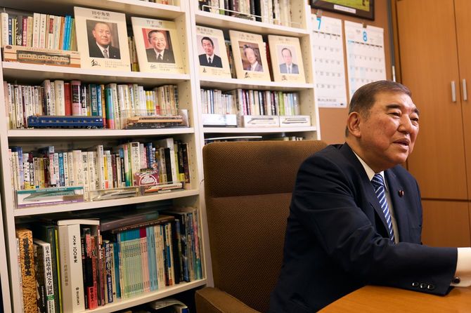 取材を受ける石破茂・前首相。議員会館の一室で話を聞いた