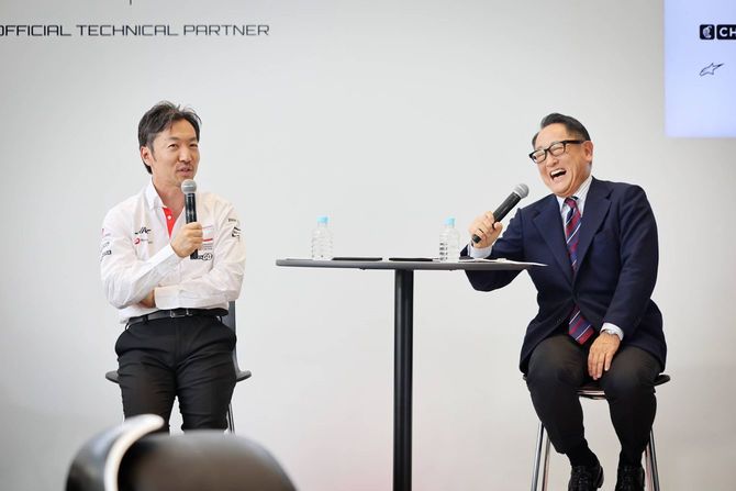 2024年10月11日、ハースF1チームとの業務提携を発表した席で対談する小松代表(左)と豊田章男会長(右)。静岡県小山町にて