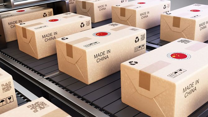 ベルトコンベアに載せられた「Made In China」と書かれた輸送箱